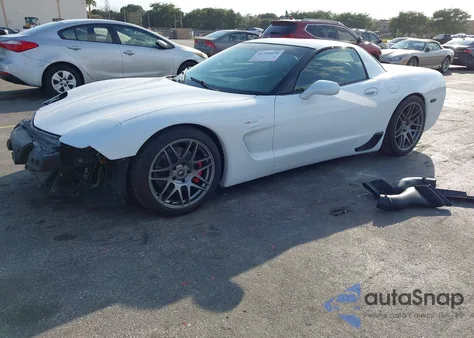 2001 Chevrolet Corvette Z06 Hardtop z USA, uszkodzony, nr VIN 1G1YY12S915126743